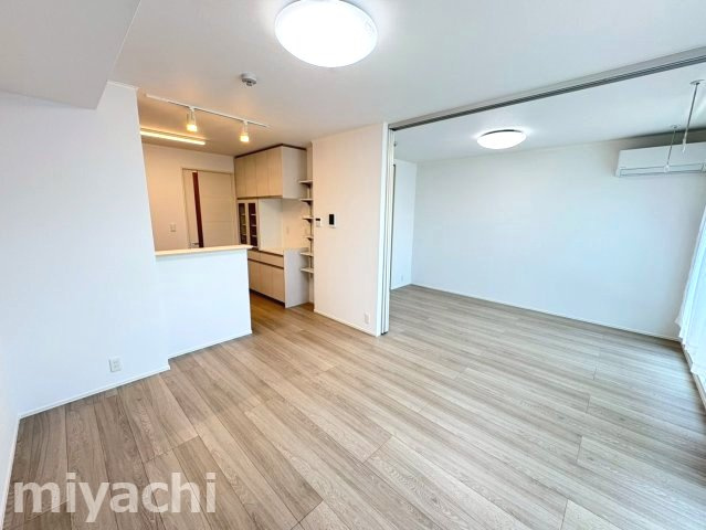 徳島市春日２丁目のアパートの居間・リビング