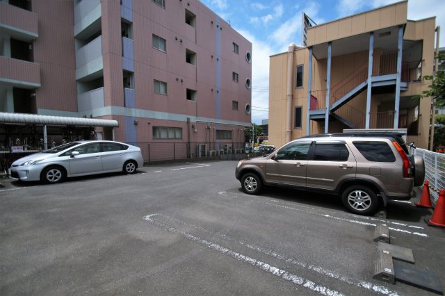 パサ・デ・ヒロの駐車場|車をお持ちの方に嬉しい駐車場付きの物件です