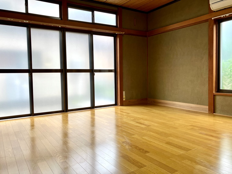 北入曽戸建の寝室|広くて明るい寝室