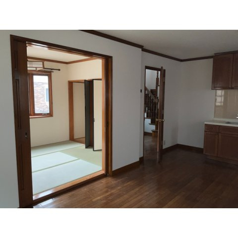 エクセルタウン花園戸建Ⅳの居間・リビング|こちらの居間で趣味の時間をお楽しみください