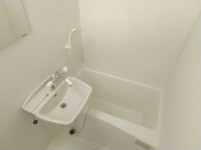 レオパレスエスペランサＢの浴室|日々の疲れを癒すお風呂付です