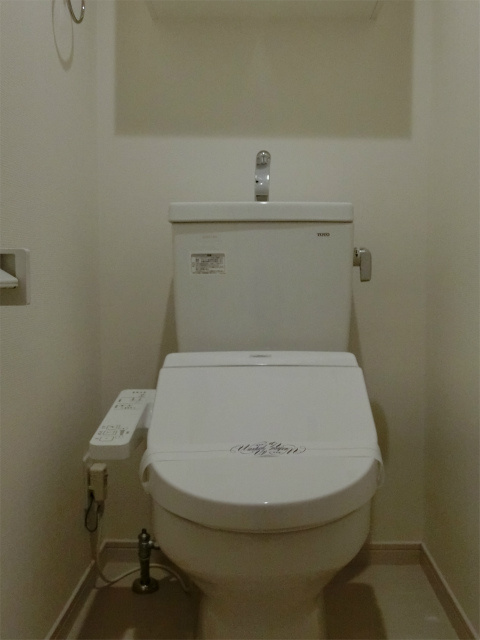 リブリ・アルカサルのトイレ|落ち着いた色調のトイレです