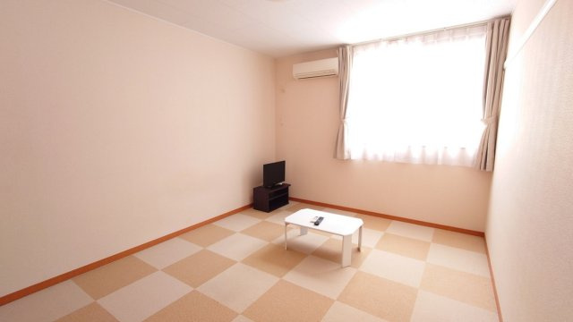 レオパレスアグリコルトゥーラの居間・リビング|床の柄色については異なる可能性がございます。