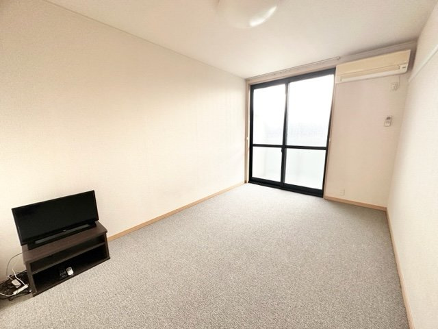 レオパレスフローリッシュの居間・リビング|ゆったり過ごせる居間です