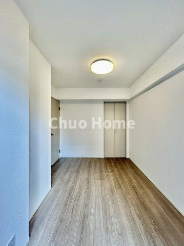 ニックアーバンハイム東陽町の寝室|【寝室】心と体をゆったりと安らげる主寝室。寝室のゆとりが大きい分だけ、暮らしの安らぎは深まります。一日の疲れを癒すだけでなく、ご夫婦の親密な語らいを紡ぎ出します