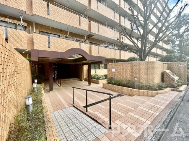 ニックアーバンハイム東陽町のエントランス|【エントランス】マンションのエントランスは、その物件の印象を決める、顔とも言える場所です。毎日通る場所ですからきれいなのが一番です。エントランス内はオートロックですので暮らしの安全も確保されています。