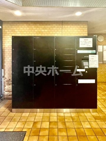 ニックアーバンハイム東陽町の設備|【宅配ボックス】在宅時・不在時に関わらず、居住者の代わりに非対面で宅配物を受け取ってくれる便利な設備です。わかりやすくご説明致しますので見学時にはお部屋だけではなく共用部分もぜひチェックしてください。