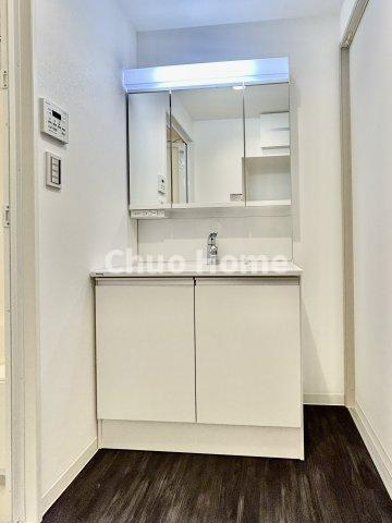 ニックアーバンハイム東陽町の独立洗面台|【洗面化粧台】洗面化粧台には三面鏡を採用。身だしなみを整えやすい事はもちろんですが、鏡の後ろに収納スペースを設ける事により、散らかりやすい洗面スペースをすっきりさせる事が出来るのも嬉しいですね