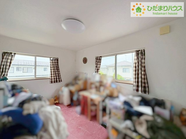 北茨城市関本町関本上　中古戸建の洋室|窓が多く、明るい空間を演出してくれます(*^^*)