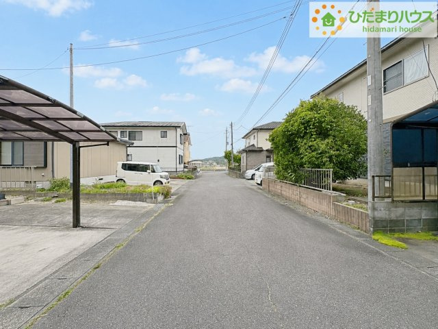 北茨城市関本町関本上　中古戸建の前面道路含む現地写真|小中学校が近く、お子様の通学も安心♪