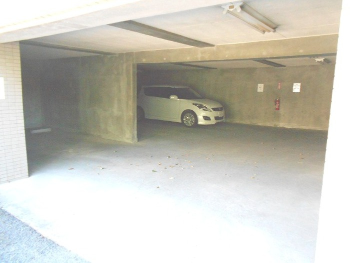 アベニールクニヤの駐車場