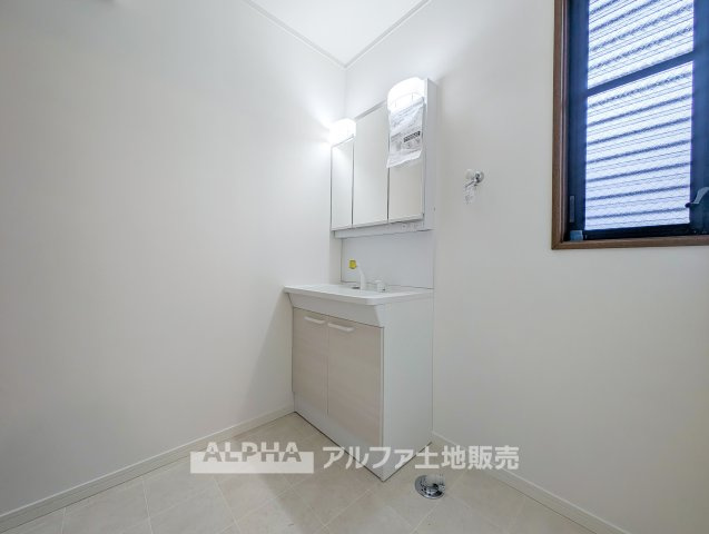 羽村市神明台1丁目　中古戸建の独立洗面台|【Morning Routine】◆毎朝の身支度を快適に◆新品交換された洗面化粧台。洗顔や歯磨き、身だしなみを整える時間を気持ちよく過ごせる、清潔感のある洗面スペースです。