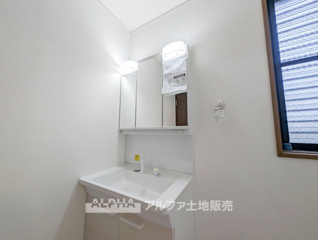 羽村市神明台1丁目　中古戸建の独立洗面台|【Clean Washroom】◆使いやすい洗面スペース◆洗髪洗面化粧台を備え、朝の身支度から帰宅後の手洗いまで幅広く活躍。家族みんなが毎日利用する場所を快適に整えます。