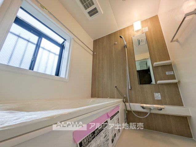 羽村市神明台1丁目　中古戸建の浴室|【Relax Bath】◆毎日の入浴を心地よく◆新品交換された浴室には追焚機能や浴室暖房乾燥機を設置。寒い季節の入浴や雨の日の洗濯物の乾燥にも役立つ設備です。
