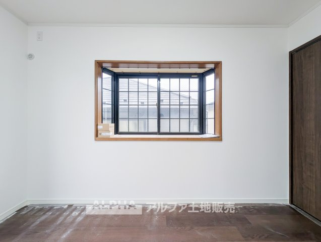 羽村市神明台1丁目　中古戸建の洋室|【Cozy Room】◆自分らしく過ごす居室◆約6帖の洋室は、子ども部屋や書斎など多彩な用途に対応。家族構成やライフスタイルに合わせて使い分けられる空間です。