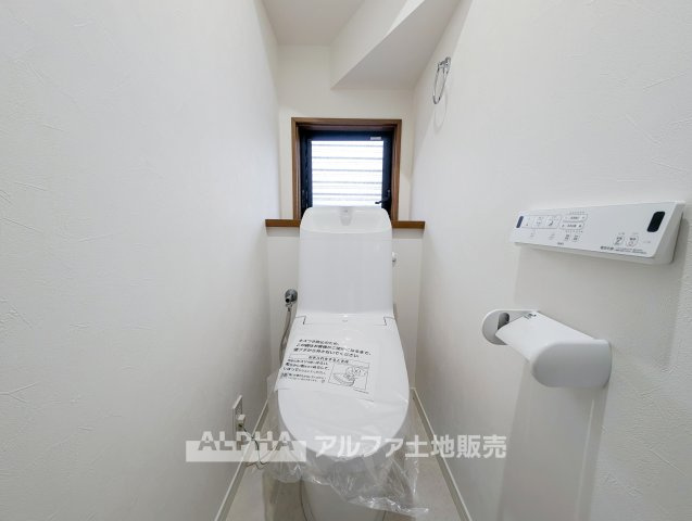 羽村市神明台1丁目　中古戸建のトイレ|【Clean Restroom】◆各階にトイレを設置◆1階と2階にトイレを備えた住まい。新品交換された温水洗浄便座付きトイレで、毎日の使いやすさと清潔感に配慮されています。