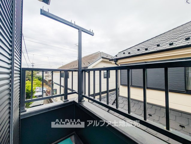 羽村市神明台1丁目　中古戸建のバルコニー|【Open Air Balcony】◆外の空気を感じるバルコニー◆2階の洋室に面したバルコニー。洗濯物を干す日常の家事はもちろん、外の景色を眺めながら気分転換もできるスペースです。