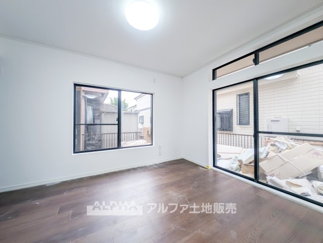 羽村市神明台1丁目　中古戸建の居間・リビング|【Fresh Interior】◆リフォームで整える室内◆クロス張替えやフローリング上張りを実施。新しく整えられた空間にお気に入りの家具を配置し、自分らしい暮らしを楽しめます。