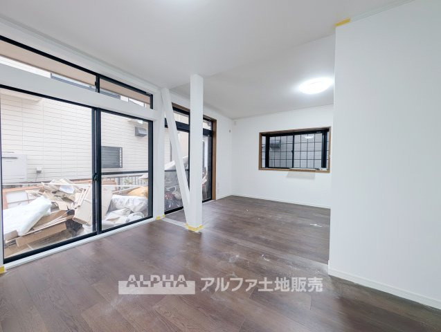羽村市神明台1丁目　中古戸建の居間・リビング|【Natural Living】◆和室とつながるリビング◆隣接する約6帖の和室を活用すれば、くつろぎの場所やお子様の遊び場など、生活スタイルに合わせた空間づくりが楽しめます。