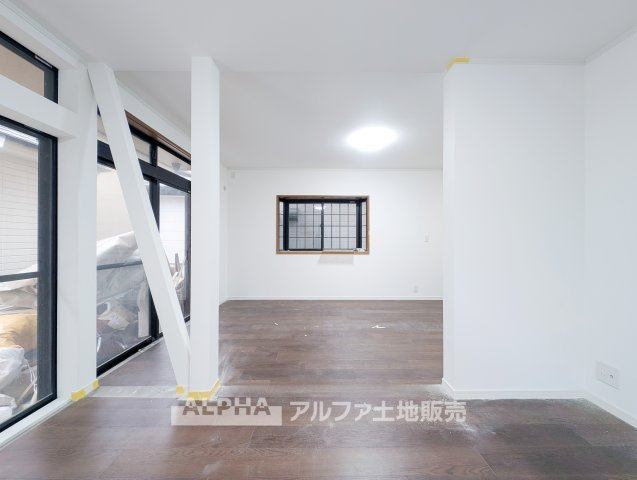 羽村市神明台1丁目　中古戸建の居間・リビング|【Comfortable Days】◆暮らしに寄り添う空間◆キッチンとダイニングがつながるLDK。毎日の食事やくつろぎの時間を過ごしながら、家族とのコミュニケーションを育める住空間です。