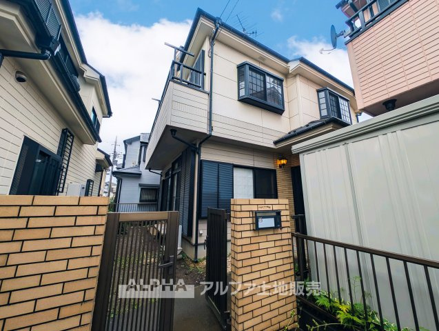 羽村市神明台1丁目　中古戸建の玄関|【Entrance Design】
◆玄関◆出入りのたびに気持ちが整うような落ち着きある玄関空間。シンプルな構成で使いやすく、住まい全体の印象をやわらかく引き立てます。