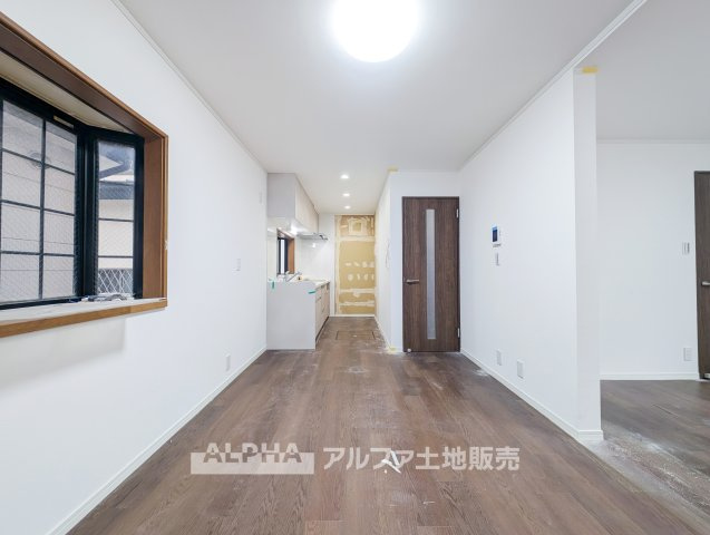 羽村市神明台1丁目　中古戸建の居間・リビング|【Bright Living】◆家族が集まるLDK◆約10.5帖のLDKは、家族との食事や会話を楽しめる空間。隣接する和室と組み合わせて、暮らしに合わせた使い方ができます。