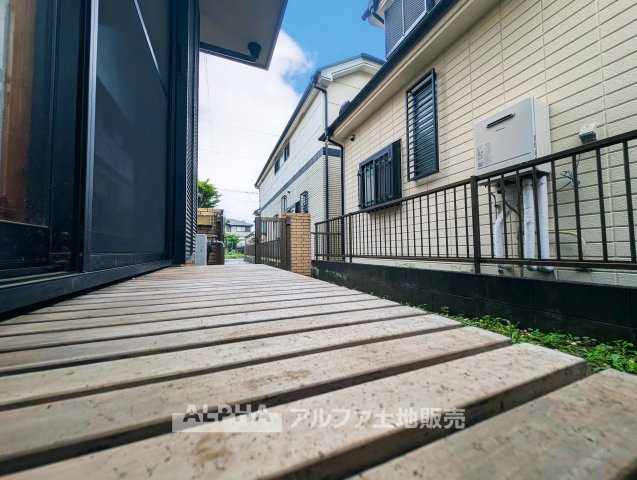 羽村市神明台1丁目　中古戸建の庭|【Wood deck】
◆外とつながる空間◆リビングからそのまま出られるウッドデッキは、陽だまりの中でコーヒーを楽しんだり、家族との時間をゆったり過ごせる場所。暮らしに心地よい開放感をもたらします。