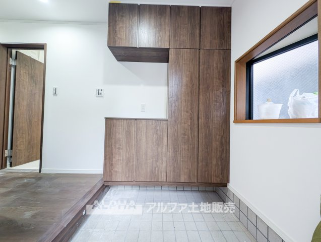羽村市神明台1丁目　中古戸建の玄関|【Welcome Home】◆毎日を迎える玄関◆外出や帰宅のたびに利用する玄関スペース。室内へと続く廊下や収納を活用し、靴や外出用品を整理しながらすっきりとした空間を保てます。