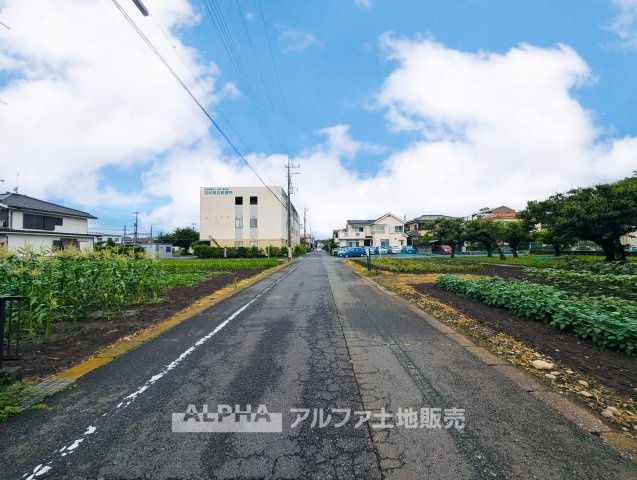 羽村市神明台1丁目　中古戸建の前面道路含む現地写真|【Calm Days】
◆穏やかな日常へ◆
やわらかな光に包まれた空間が、忙しさを静かにほどいていく。ここで重ねる時間が、暮らしの輪郭を少しずつ整えていく。