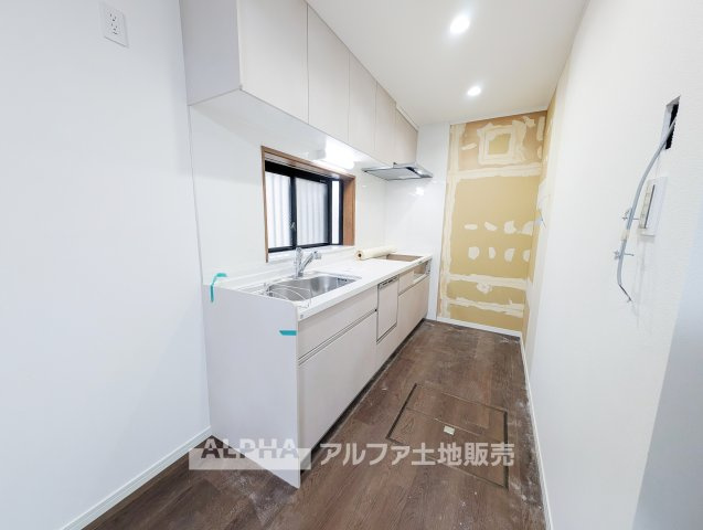 羽村市神明台1丁目　中古戸建のキッチン|【Kitchen Comfort】◆家族を見渡せるキッチン◆リビングの様子を感じながら料理ができるカウンターキッチン。食事の準備をしながら会話も楽しめる、家族とのつながりを大切にした配置です。