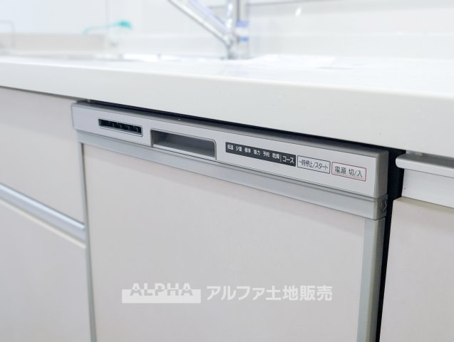 羽村市神明台1丁目　中古戸建のキッチン|【Easy Kitchen】◆後片付けの負担を軽減◆食器洗浄乾燥機を備えたキッチン。食後の洗い物にかかる手間を減らし、家族との団らんや自分の時間を確保しやすくなります。