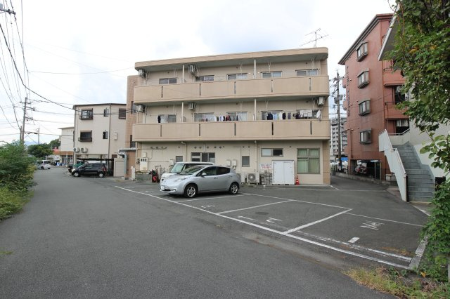 コーポ二三大三の駐車場|車をお持ちの方に嬉しい駐車場付きの物件です