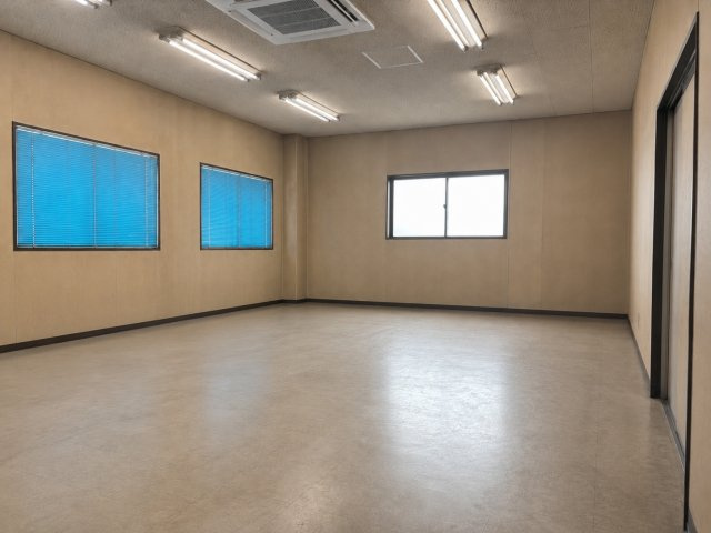 平野区加美東1丁目の居間・リビング|【事務室】複数のデスクや書庫を配置しやすい広さがあります♪