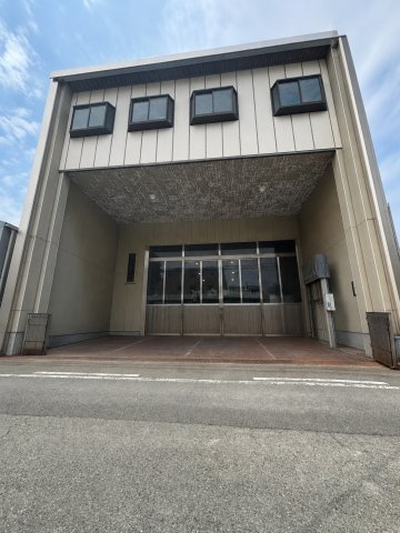 平野区加美東1丁目の外観|雨天時にも荷物の積み降ろしがしやすい屋根付き空間です。