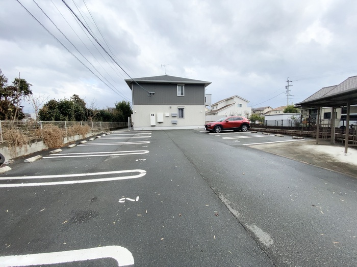 グランシャリオ須屋の駐車場