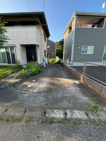 山武市美杉野4丁目　中古戸建の駐車場|※画像の一部はAIを用いて加工・編集しています。実際の状況と異なる場合がありますので、ご了承下さい。