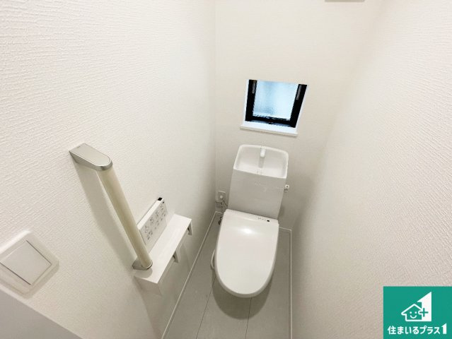 尼崎市東園田町　新築一戸建てのトイレ|1・2階の2ヶ所にあるので、朝の忙しい時間の順番待ちもなく、深夜の利用にも大変便利です。
