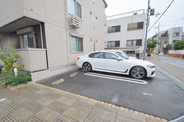 キャトルセゾンの駐車場