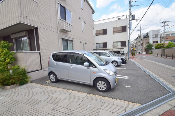 キャトルセゾンの駐車場