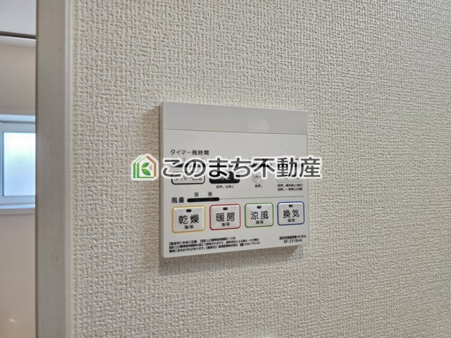 ブルーミングガーデン宇都宮市陽東3丁目の設備|雨の日や湿気の多い梅雨時期など、洗濯物が乾き難い時期に重宝する浴室換気乾燥機。乾燥機能だけではなく、冬場の浴室内の寒暖差を緩和する暖房機能も標準装備。ヒートショック対策に一役買います。
