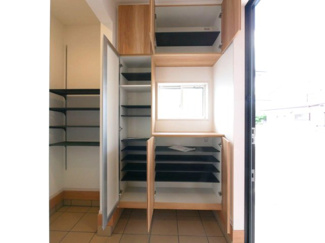 【玄関】 | 甲府市宮原 オール電化新築 全2棟 1号棟 南東角 車並3台 | 玄関収納　靴などたっぷり収納可能です。