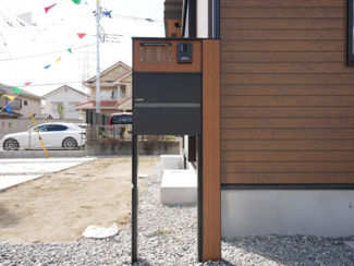 【庭】 | 甲府市宮原 オール電化新築 全2棟 1号棟 南東角 車並3台 | ポスト　外構工事完了済み