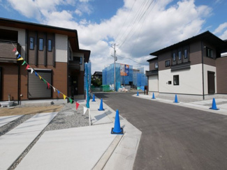【前面道路含む現地写真】 | 甲府市宮原 オール電化新築 全2棟 1号棟 南東角 車並3台 | 東側道路