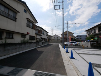 【前面道路含む現地写真】 | 甲府市宮原 オール電化新築 全2棟 1号棟 南東角 車並3台 | 南側道路