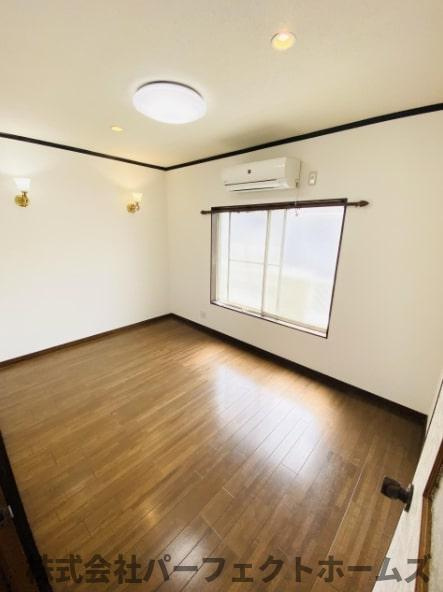 津田東町2丁目戸建の洋室|コンパクトで使いやすい洋室です