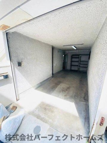 津田東町2丁目戸建の駐車場|カースペースがあります
