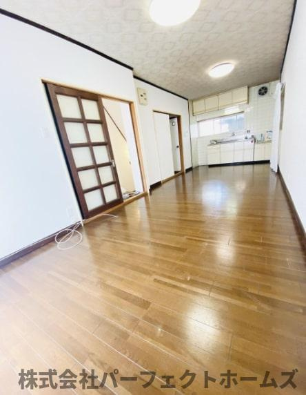 津田東町2丁目戸建の居間・リビング|こちらのリビングで趣味の時間をお楽しみください