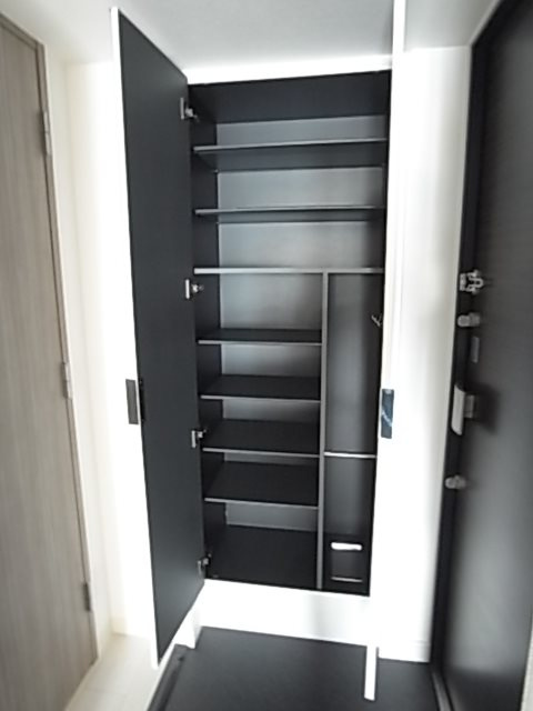 プレサンス神戸元町ミューズの玄関