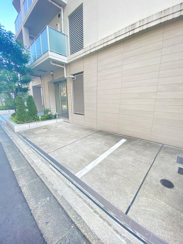 レジディア目黒Ⅳの駐車場