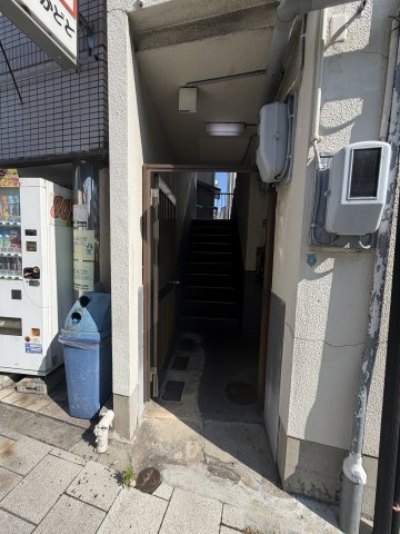 長田ビルのエントランス